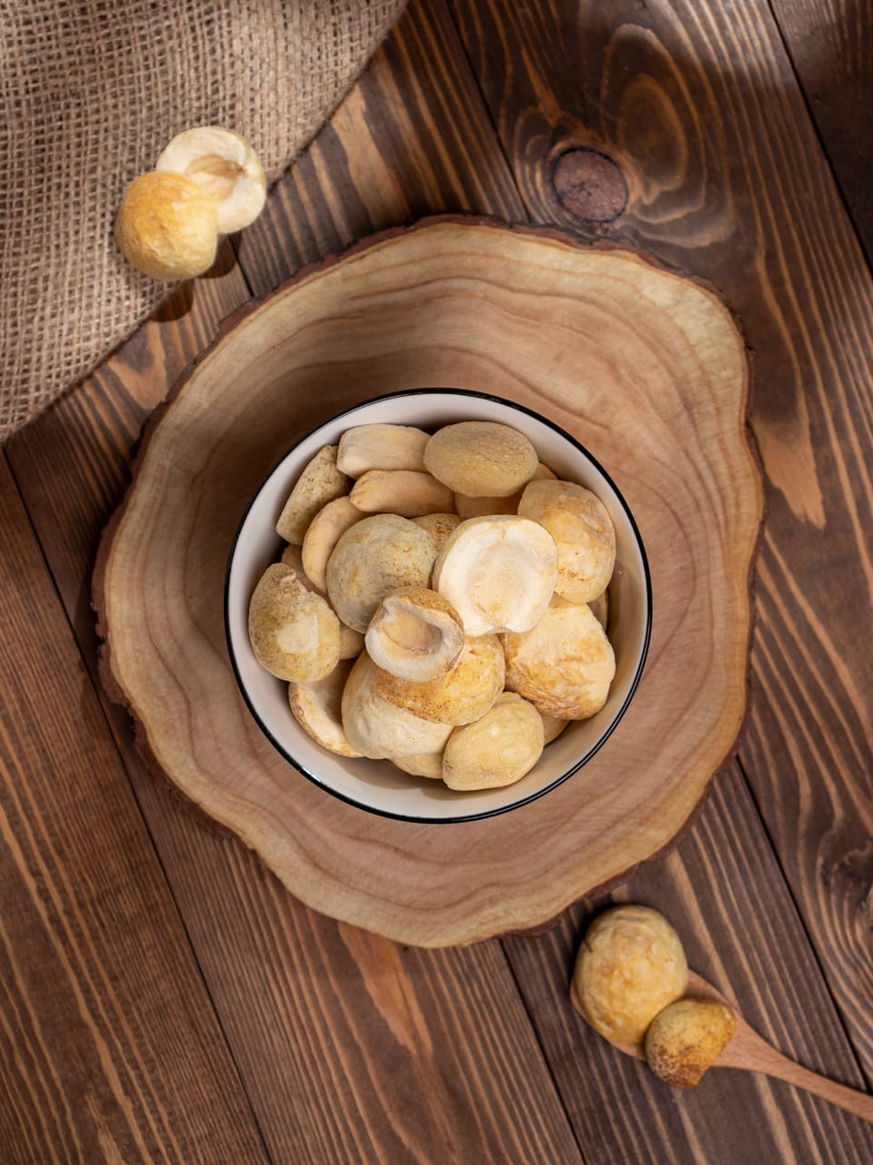 Freeze-dried apricots